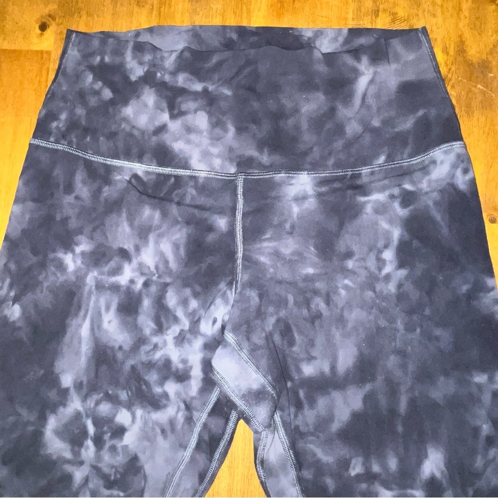 Lululemon tie dye print athletic leggings size 10 - Picture 5 of 6